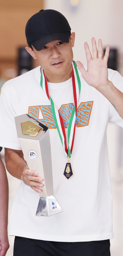 손을 흔들고 있는 김민재. /연합뉴스