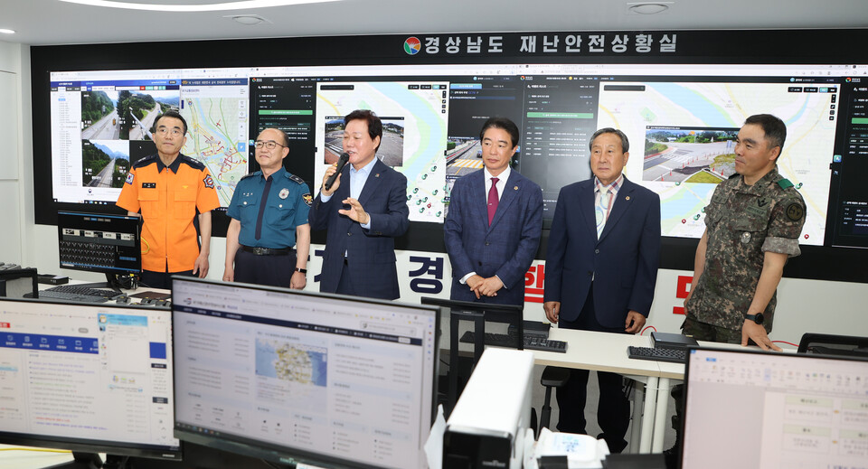 박완수 경남도지사가 지난 1일 재난안전상황실 현판 개소식에 참석한 모습. / 경남도 제공 