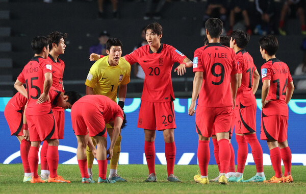 한국은 이탈리아에 1-2로 패배했다. /연합뉴스
