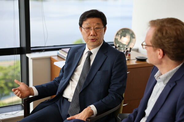 노연홍 한국제약바이오협회 회장(왼쪽)과 존 로버트 MIT ILP 총괄이사. /한국제약바이오협회 제공