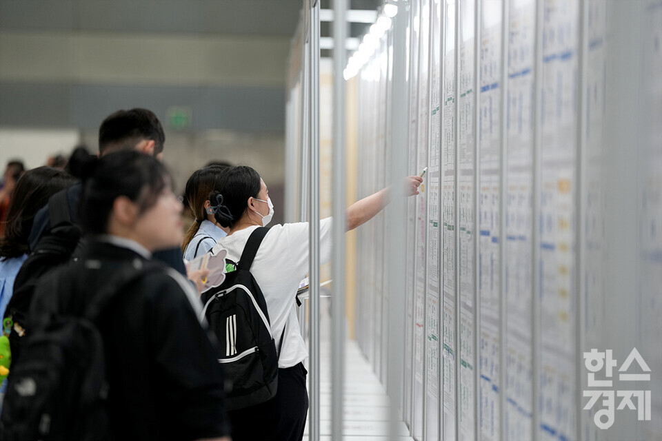 시민들이 지난달 서울 강남구 코엑스에서 열린 KB굿잡 우수기업 취업박람회에서 채용공고게시대를 둘러보고 있다. /김근현 기자 khkim@sporbiz.co.kr 2023.05.22.