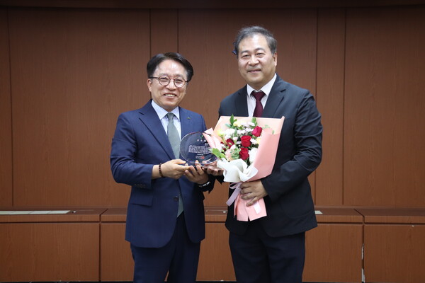 용인도시공사(사장 최찬용)는 용인미르스타디움 화재복구공사 시공업체인 벨포코리아 유한회사 서지몽 대표에게 공사 전 직원의 마음을 담아 감사패를 전달했다./ 용인도시공사 제공