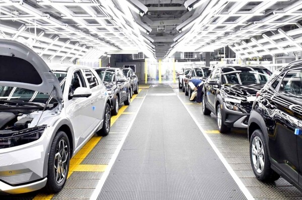 전기승용차가 2023년 초 2,700만대에서 2026년 1억대, 2040년에는 7억대 이상으로 증가해,  충전 인프라 효율화와 배터리 공급망 구축에 대한 정책 시행이 시급하다는 지적이다. / 연합뉴스 제공