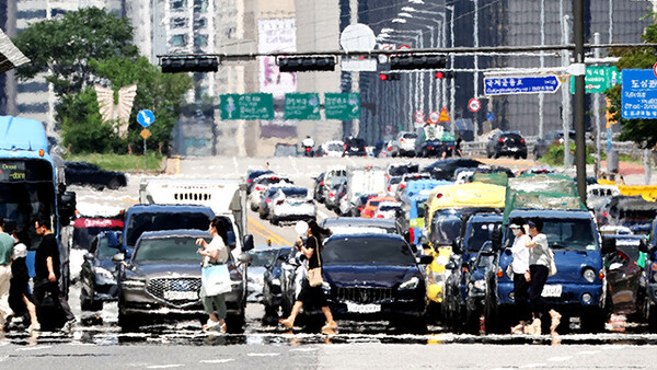 주말 사이 올해 첫 폭염 특보 발령 가능성이 높아졌다. / 연합뉴스. 