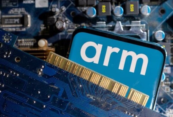 영국 팹리스 업체 ARM 로고와 반도체 합성 이미지. /연합뉴스