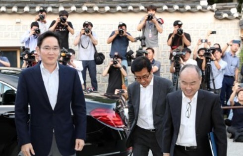 이재용 삼성전자 부회장과 손정의 일본 소프트뱅크 그룹 회장이 2019년 7월4일 서울 성북구 한국가구박물관에서 만찬을 위해 회동장으로 들어서고 있다. /연합뉴스