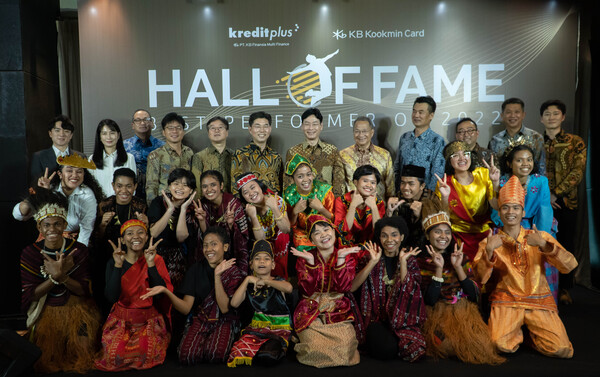 2023년 2월 15일 인도네시아 현지법인 KB Finansia Multi Finance 본사에서 열린 우수 직원 시상식 후 KB국민카드 이창권 사장(사진 맨 뒷줄 가운데)이 임직원과 함께 기념촬영을 하고 있다. /KB국민카드