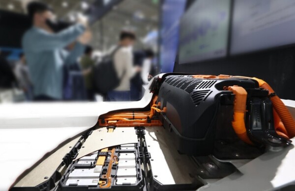 전기차 사용후 배터리 시장 규모는 2030년 6조원, 2040년 66조원, 2050년 600조원에 달할 것으로 보인다. 사진은 전기차용 배터리팩 / 연합뉴스 제공