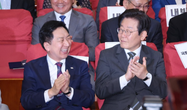 김기현 국민의힘 대표와 이재명 더불어민주당 대표가 지난달 4일 국회에서 열린 어린이 안전 헌장 선포식에서 박수치고 있다./ 연합뉴스