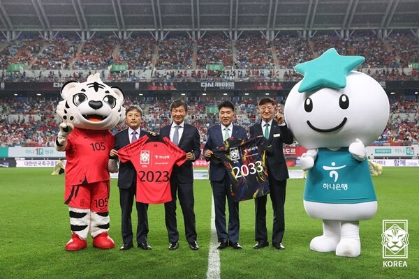 20일 대전월드컵경기장에서 한국 축구 국가대표팀 공식후원 연장 계약 체결 후 기념촬영을 하고 있다. /KFA 제공