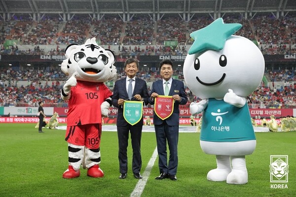 20일 대전월드컵경기장에서 한국 축구 국가대표팀 공식후원 연장 계약 체결 후 기념촬영을 하고 있다. /KFA 제공