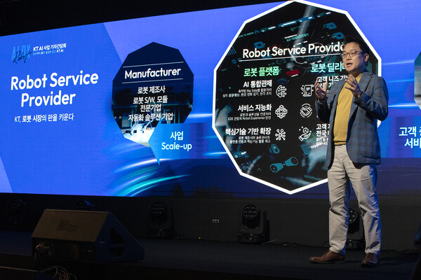 KT AI Robot사업단장 이상호 상무가 AI로봇 사업에 대해 설명하고 있다. /KT