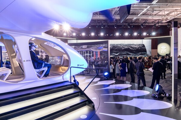SKT가 현지시각 21일 파리 인근에서 열린 '2030부산세계박람회 공식 리셉션'에 UAM 전시 공간을 마련해 부산엑스포가 가져올 모빌리티 미래상을 선보였다. /SKT