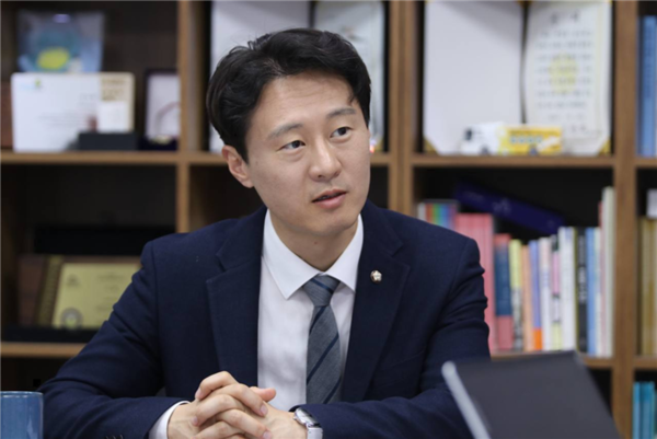 이탄희 의원이 국회의원 무노동·무임금법을 발의했다. /이탄희 의원실 제공