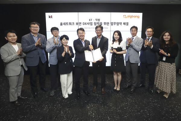 민혜병 KT Enterprise서비스DX본부장 상무와 이병수 직방 스마트홈 국내사업총괄 이사가 MOU 체결 후 기념촬영을 하고 있다. /KT