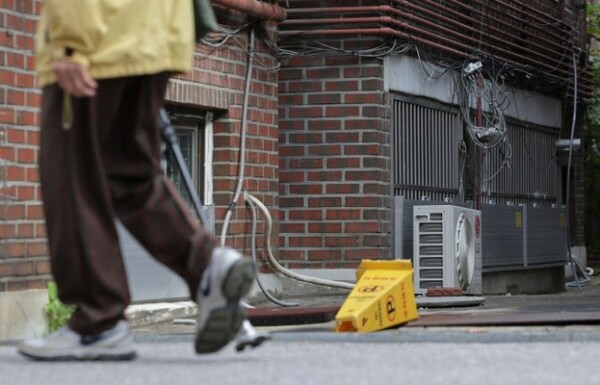 서울 시내의 반지하 주택. / 연합뉴스.