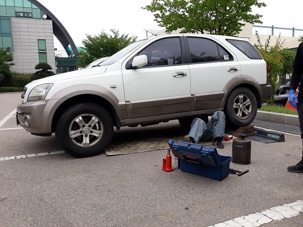매연저감장치 부착 차량 관리, 점검. / 오산시 제공.