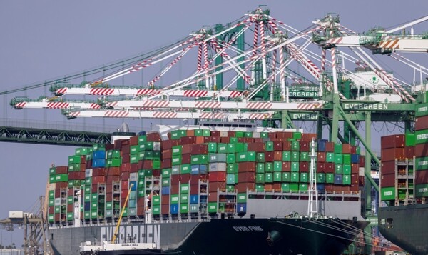 대한상공회의소는 세계은행이 발표한 23년도 물류성과지수(LPI) 보고서를 분석한 결과, 한국의 물류경쟁력이 지난 10년 간 하락추세에서 반등하고, LPI 하위 6개 항목 중 통관(7위)과 물류인프라(9위)는 세계 10위권 내로 평가됐다고 밝혔다. / 연합뉴스 제공