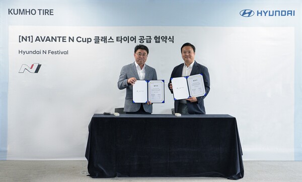 (왼쪽부터) 금호타이어 G.마케팅담당 윤장혁 상무와 현대자동차 N브랜드매니지먼트실 박준우 상무가 현대N페스티벌 최상위 클래스 타이어 공급 협약식을 체결하며 사진 촬영을 하고 있다./금호타이어 제공
