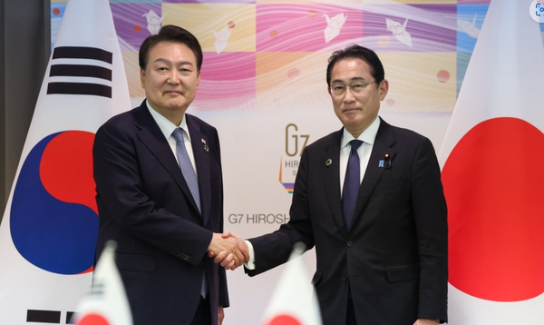 악수하는 윤석열 대통령과 기시다 후미오 일본 총리 / 연합뉴스 제공