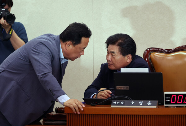 27일 국회 농림축산식품해양수산위원회 전체회의에서 소병훈(오른쪽) 위원장과 민주당 어기구 의원이 대화하고 있다. /연합뉴스
