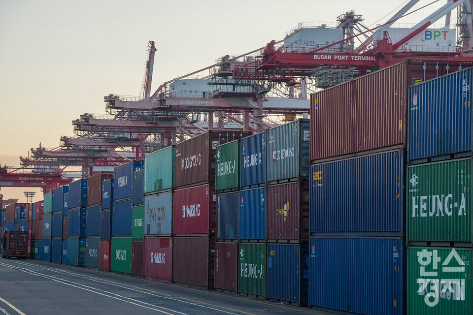 컨테이너가 9일 오후 부산 북항에 야적돼 있다. /김근현 기자 khkim@sporbiz.co.kr