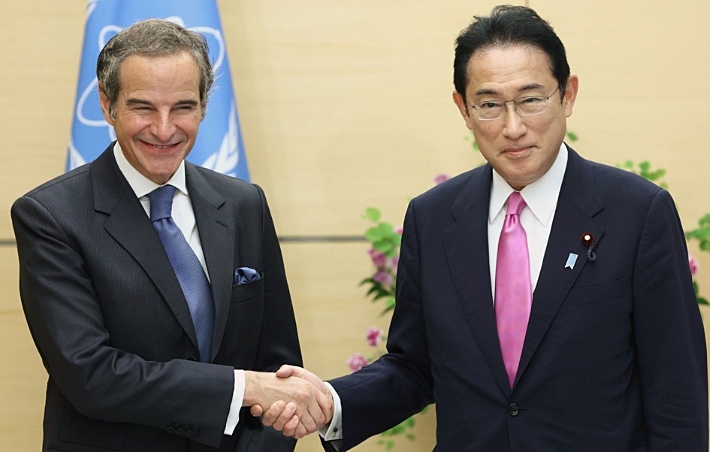 라파엘 그로시 국제원자력기구(IAEA) 사무총장(왼쪽)과 기시다 후미오 일본 총리. / 연합뉴스 