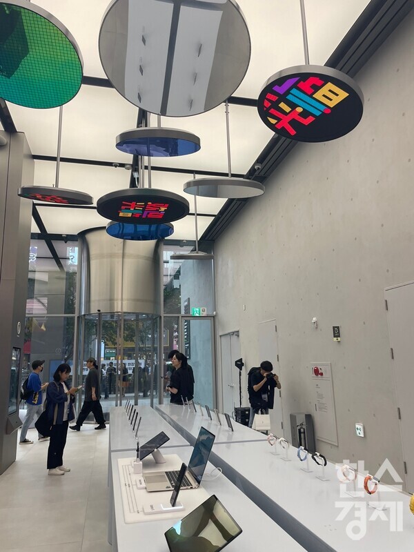 '삼성 강남' 스토어 1층. /한스경제