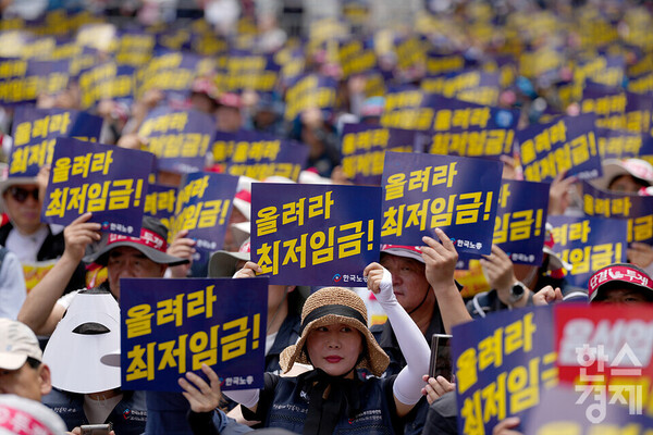 한국노총 노조원들이 지난 27일 오후 서울 종로구 숭례문 일대에서 최저임금 인상을 촉구하는 집회를 하고 있다. /김근현 기자 khkim@sporbiz.co.kr 