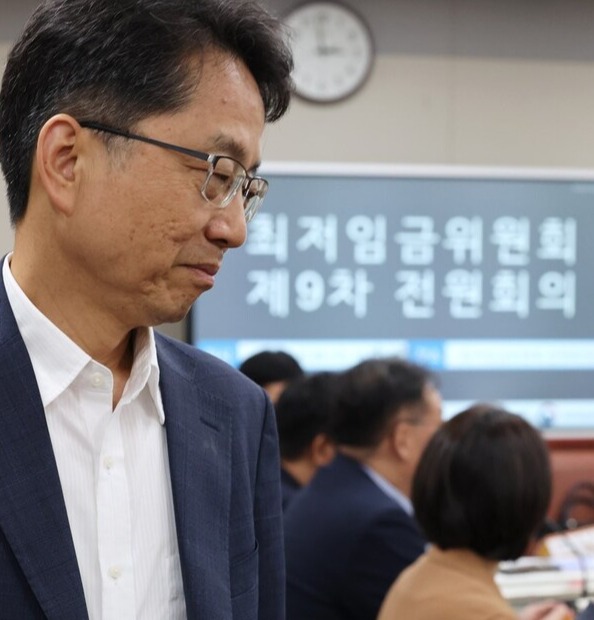 박준식 최저임금위원회 위원장이 지난 29일 오후 세종시 정부세종청사 최저임금위원회 회의실에서 열린 제9차 전원회의에 입장하고 있다. /연합뉴스