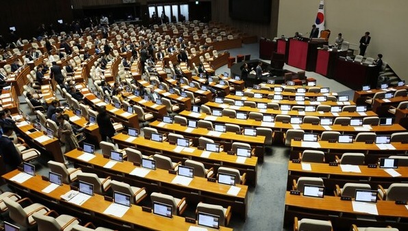 30일 오후 국회에서 열린 본회의에서 노란봉투법 부의의 건이 국민의힘 의원들의 퇴장 속에 표결 처리되고 있다. /연합뉴스