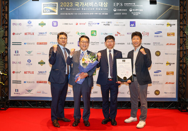 한전KDN이 29일 JW 메리어트 동대문 스퀘어 서울 그랜드볼룸에서 개최된 ‘2023 국가서비스대상(6th National Industry Awards)’ 시상식에서 에너지 클라우드 서비스 부문에서 수상했다.