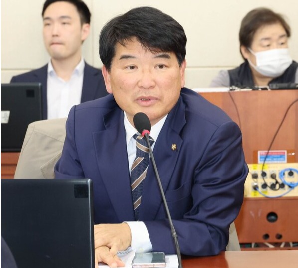  박완주 의원이 지난 3월 국회에서 열린 과방위 전체회의에서 방송법 일부 개정에 찬성하는 토론을 하고 있다. /연합뉴스