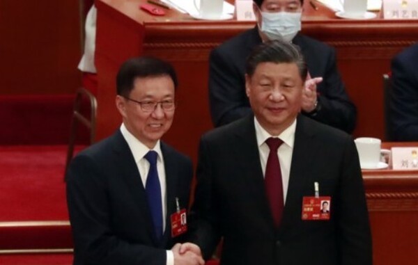 시진핑 국가 주석이 3월 10일 인민대회당에서 열린 중국 제14기 1차 전국인민대표대회(전인대) 제3차 전체회의에서 국가 부주석으로 선출된 한정 부주석과 함께 기념 촬영하고 있다. /연합뉴스