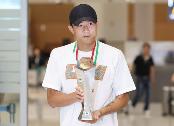 이탈리아 세리에A 최우수 수비수상을 거머쥔 김민재가 6일 인천국제공항을 통해 귀국하고 있다. /연합뉴스