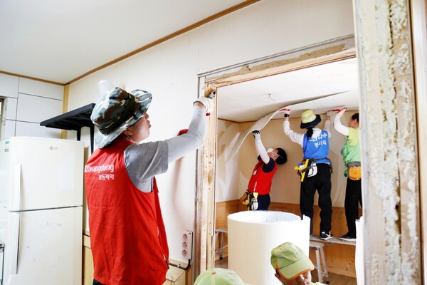 제주삼다수와 함께하는 ‘제주 희망&나눔 집수리 봉사’ 현장. /광동제약 제공