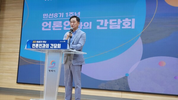 정장선 시장은 이날 시민이 행복한 100만 특례시를 향한 올바른 방향과 확실한 성과로 나아가는 평택시 미래 비전을 제시했다./ 김두일 기자