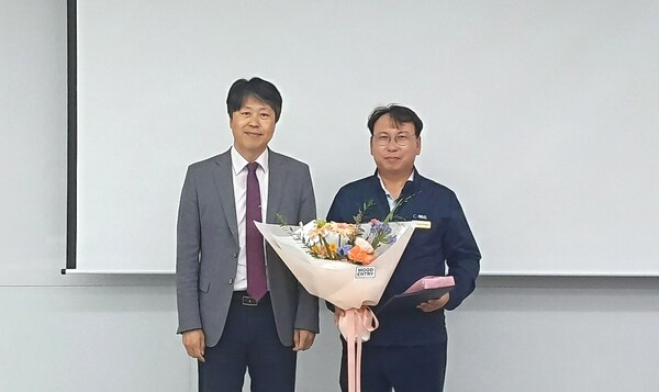 휴젤 권순우 부사장(오른쪽)과 김홍섭 고용노동부 강원지청장. /휴젤 제공