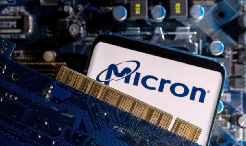 마이크론 로고와 반도체 회로기판을 합성한 이미지. /연합뉴스