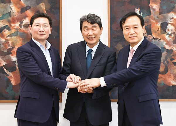 이상일 시장과 임태희 교육감은 5일 용인대학교를 방문한 이주호 사회부총리 겸 교육부장관에게 용인 반도체마이스터고 신설 필요성을 강조하며 교육부의 관심과 지원을 요청했다./ 용인특례시 제공