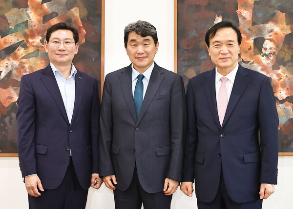 이상일 시장과 임태희 교육감은 이날 용인대를 방문한 이주호 사회부총리 겸 교육부장관에게 용인특례시에 들어서게 될 첨단시스템반도체 국가산업단지의 성공과 반도체 국가경쟁력 강화를 위한 인재 양성의 중요성, 용인 반도체마이스터고 신설 필요성을 강조하며 교육부의 관심과 지원을 요청했다../ 용인특례시 제공