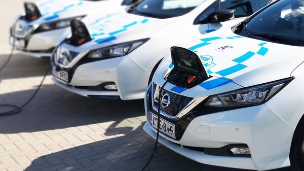 배터리 충전 중인 전기차. / 픽사베이