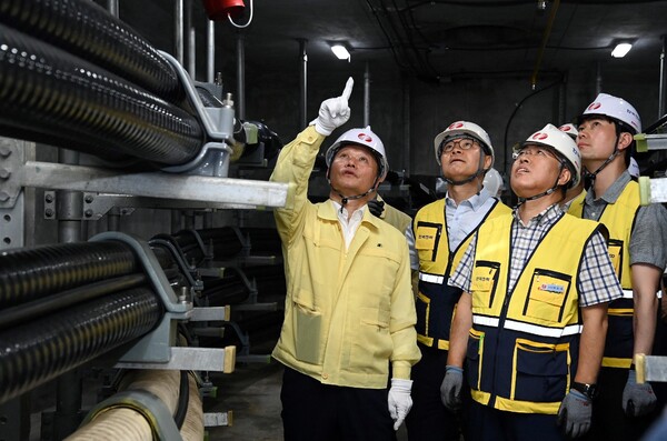 신양재변전소 현장점검에 나선 이정복 한국전력 사장 대행. / 한전 제공.