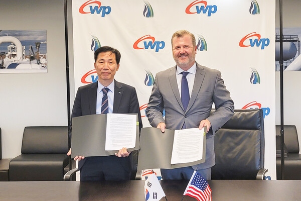 강세훈 서부발전 해외신사업처장(왼쪽)과 맷 쉬히(Matt Sheehy) 톨그래스에너지 CEO가 양해각서를 체결했다. / 서부발전 제공. 