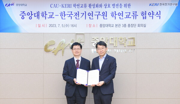  김남균 한국전기연구원 원장(왼쪽)과 박상규 중앙대학교 총장이 학연 교류 협약을 체결하고 있다. / KERI 제공. 