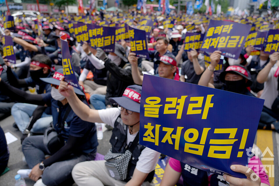 한국노총 노조원들이 지난달 27일 오후 서울 종로구 숭례문 일대에서 최저임금 인상을 촉구하는 집회를 하고 있다. /김근현 기자 khkim@sporbiz.co.kr 2023.06.27.