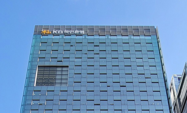  KB국민은행이 탄소배출 감축과 기후변화 대응을 선도하기 위해 ‘KB Green Wave 必환경 캠페인’을 연중 지속적으로 실시하고 있다. /KB국민은행 제공