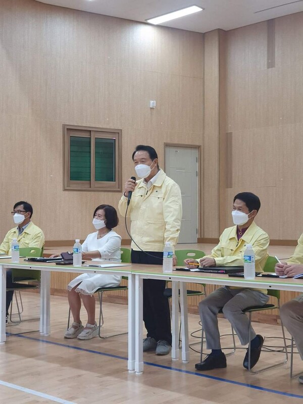 임태희 교육감은 안전우려가 제기된 성남제일초를 방문해 안전 상황을 점검하고 학부모와 만나 대처 방안을 논의했다./ 경기도교육청 제공