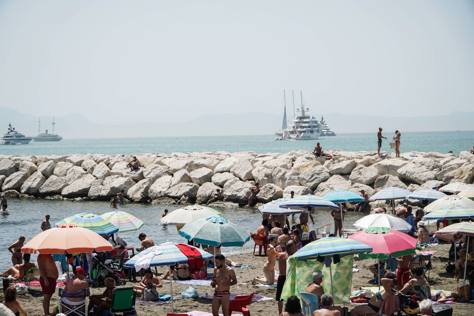 9일(현지시간) 이탈리아 나폴리 해변의 모습. 현재 이탈리아를 뜨겁게 달구고 있는 폭염은 절정에 달하고 있다. 이탈리아 일부 도시에는 '적색 경보'가 발령될 예정이다. / 연합뉴스 