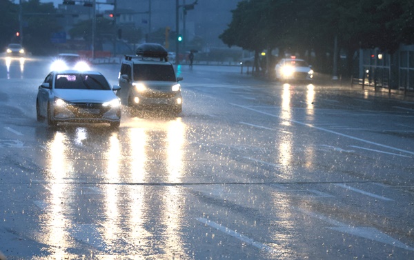 8일 오전 제주국제공항 진입로에 장맛비가 쏟아지고 있다. / 연합뉴스